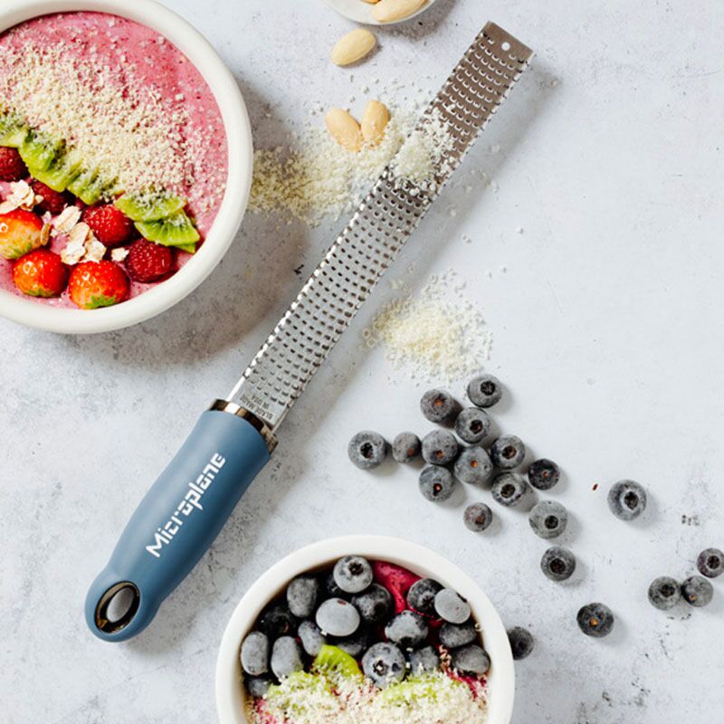 Râpe zesteur en acier inoxidable de 32,5 cm bleu denim Premium Microplane