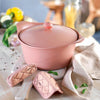 Cocotte personnalisable en métal 24 cm rose L'Incroyable Cookut