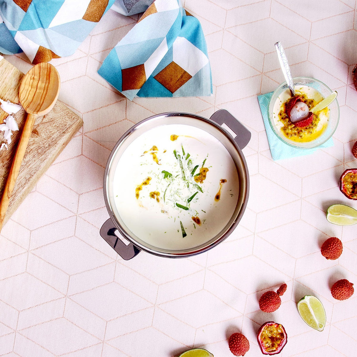 Casserole inox Mutine Cristel de Du Bruit dans la Cuisine contenant une crème dessert aux fruits exotiques