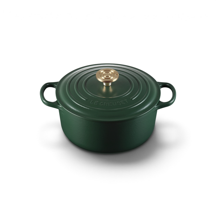 Cocotte ronde en fonte émaillée Du Bruit dans la Cuisine Le Creuset couleur forêt 24 cm avec bouton doré
