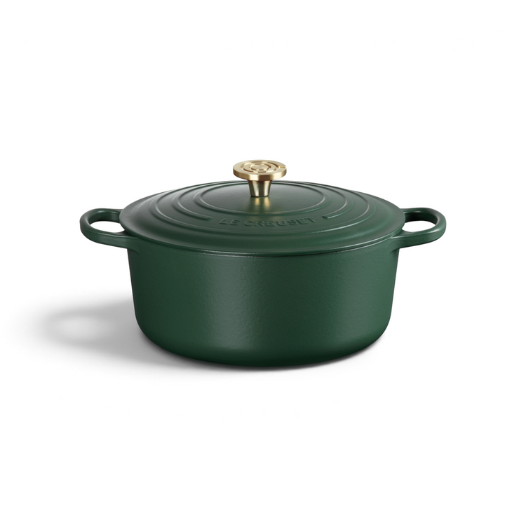 Cocotte ronde en fonte émaillée Le Creuset couleur forêt avec bouton doré, vendue par Du Bruit dans la Cuisine