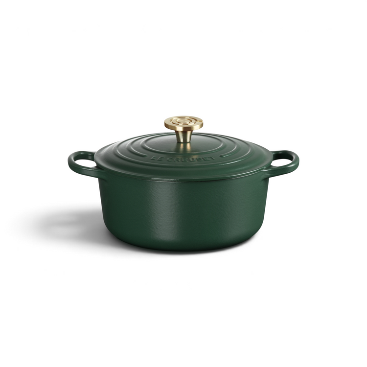 Cocotte ronde en fonte émaillée vert forêt Le Creuset 24 cm avec bouton doré, vendue par Du Bruit dans la Cuisine