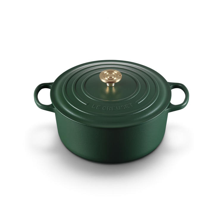Cocotte ronde en fonte émaillée Du Bruit dans la Cuisine Le Creuset 28 cm couleur vert forêt avec bouton doré