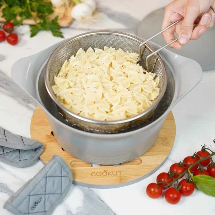 Panier cuisson et friture Cookut 28 cm en acier inoxydable dans une cocotte Du Bruit dans la Cuisine avec des pâtes