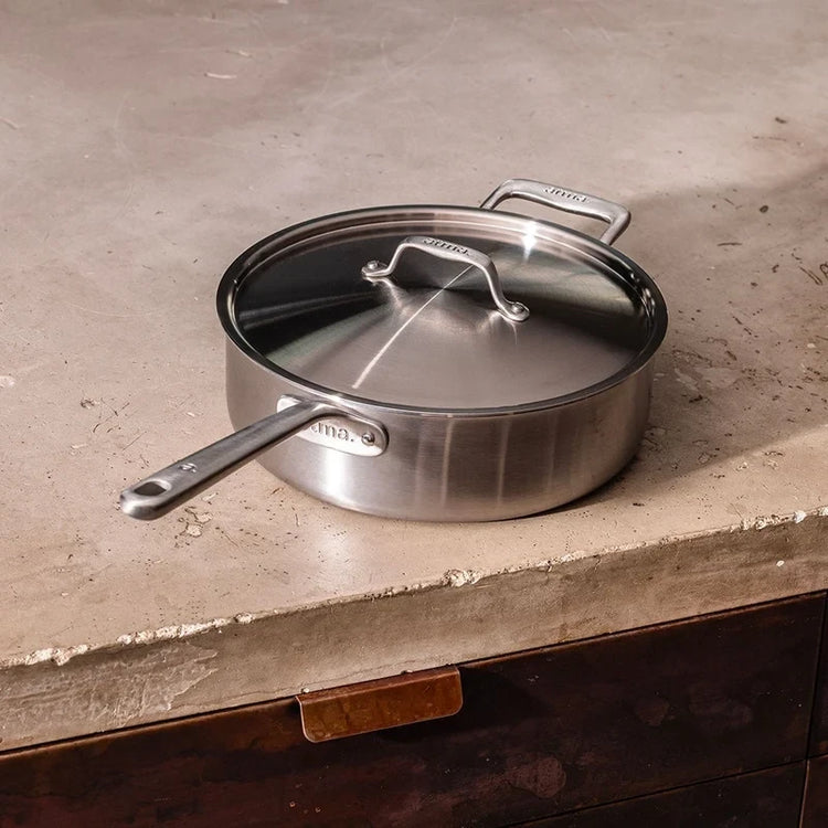Sauteuse en inox 26cm avec couvercle Atma vendue par Du Bruit dans la Cuisine, design robuste en acier 3-plis.